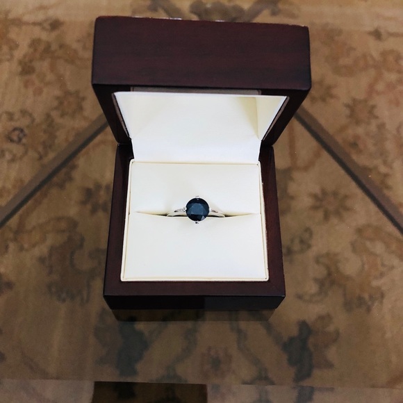 Platinum Sapphire solitaire ring - Picture 5 of 8